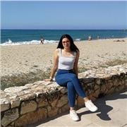 Chica adolescente con ganas de Enseñat a niños pequeños matemàticas